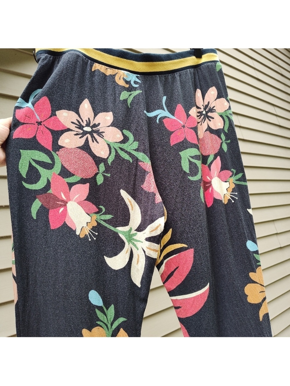 Farm Rio Flower Pants. - Picture 7 of 13